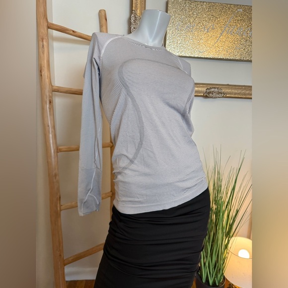 lululemon athletica Swiftly Crew in black and white stripe size 6 - Picture 8 of 11